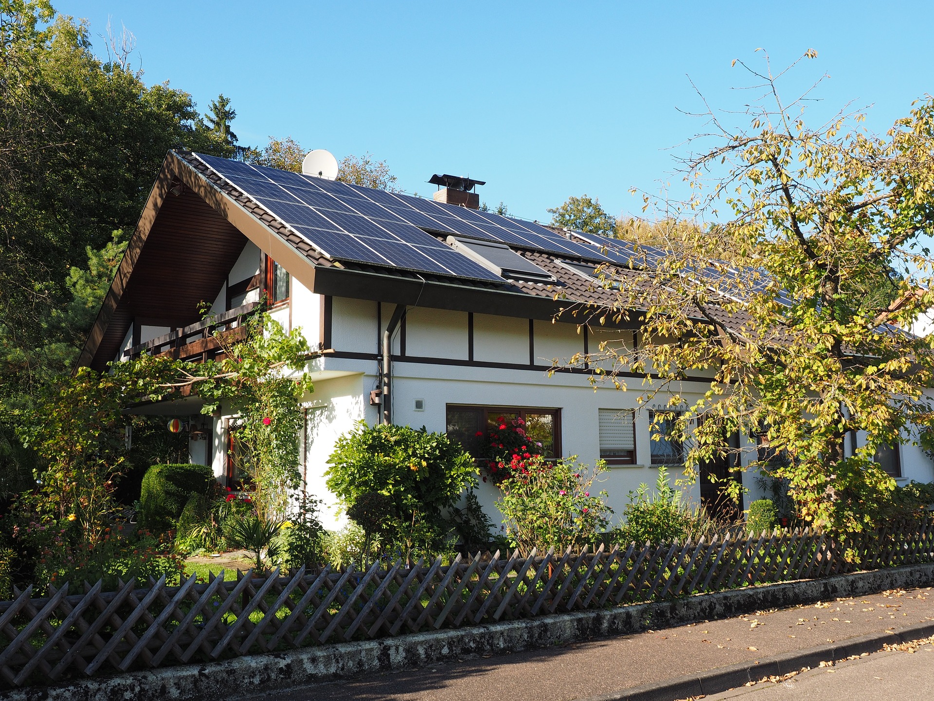 Saniertes Dach mit Solaranlage